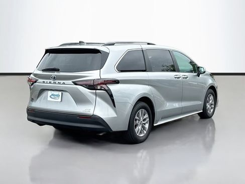 Used 2024 Toyota Sienna XLE FWD image 8