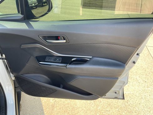 Used 2019 Toyota C-HR XLE FWD image 18