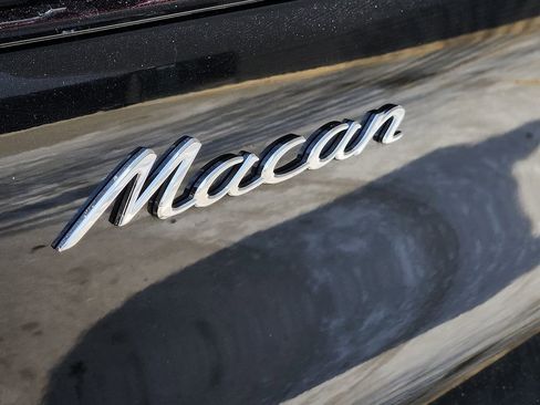 Certified 2025 Porsche Macan image 32