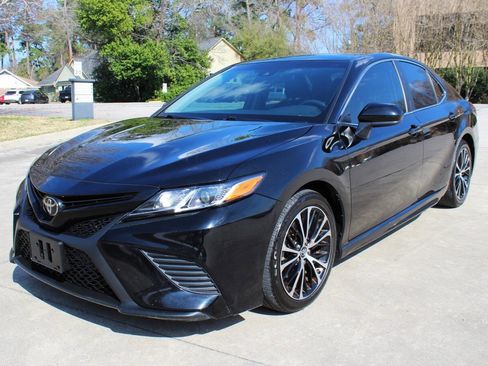 Used 2018 Toyota Camry SE image 4