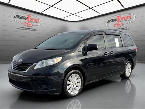 Used 2012 Toyota Sienna LE image 9