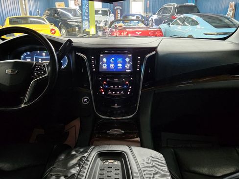 Used 2017 Cadillac Escalade Luxury image 25