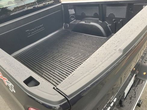 Used 2022 Chevrolet Silverado 1500 LT AWD/4WD image 8