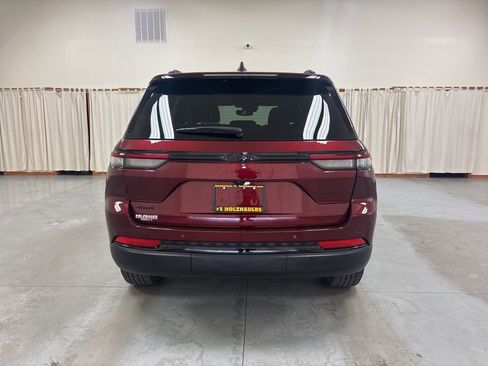 Used 2024 Jeep Grand Cherokee Altitude AWD/4WD image 7