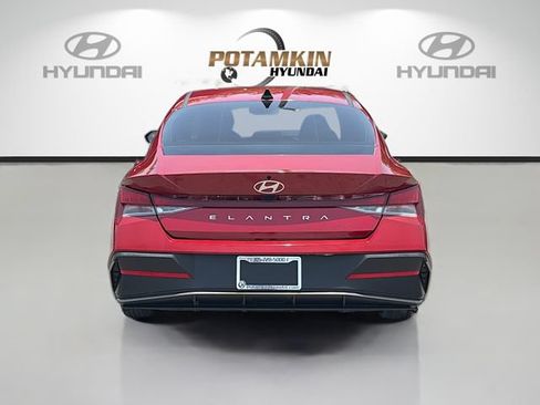 Used 2025 Hyundai Elantra SE w/ Cargo Package FWD image 6