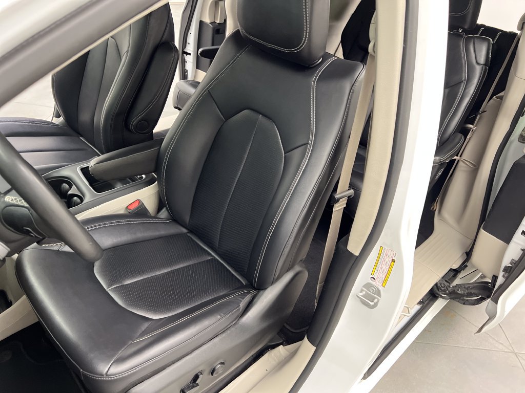 Used 2024 Chrysler Pacifica Touring-L FWD image 11