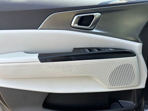 Used 2023 Kia Carnival LX image 10