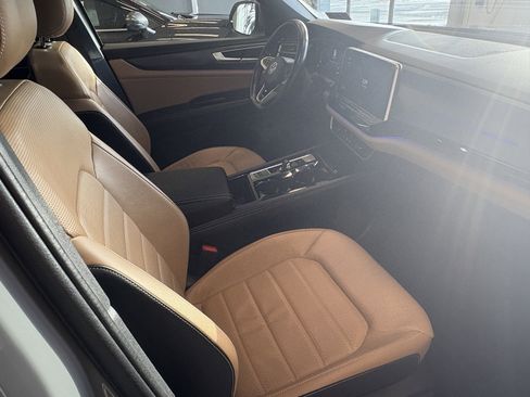 Used 2024 Volkswagen Atlas Cross Sport SEL R-Line image 11