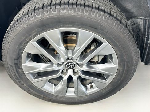 Used 2022 Toyota RAV4 XLE Premium FWD image 11