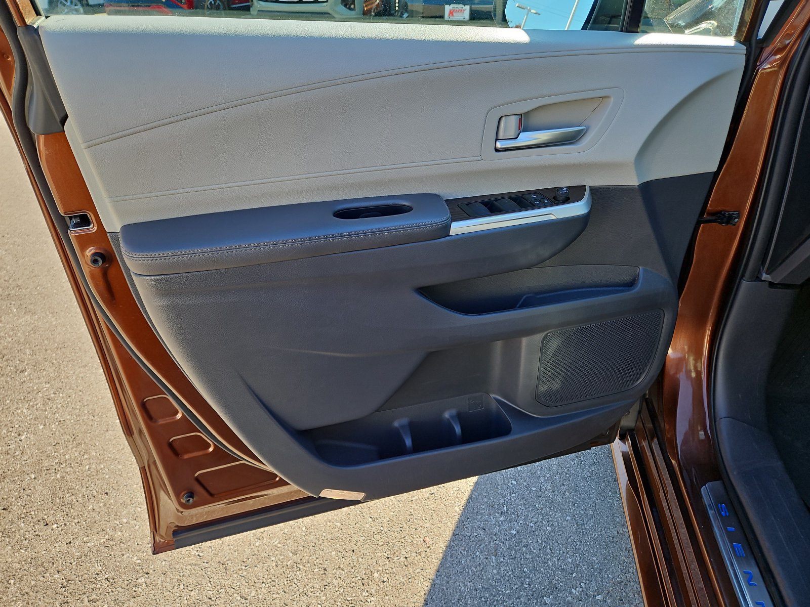 Certified 2022 Toyota Sienna XLE w/ XLE Plus Package FWD image 17