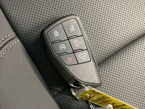 Used 2024 GMC Hummer EV 3X w/ LPO, Illumination Package image 28