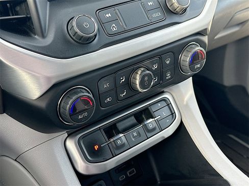 Used 2020 GMC Acadia SLT w/ Premium Package image 14