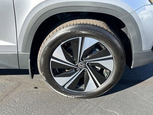 New 2024 Volkswagen Taos SE image 8
