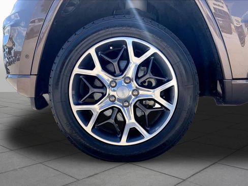 Used 2019 Jeep Grand Cherokee Overland AWD/4WD image 11