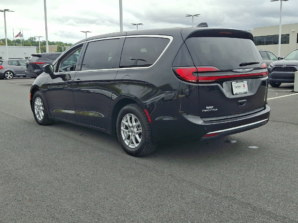 Used 2023 Chrysler Pacifica Touring-L FWD image 4