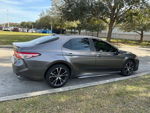 Used 2020 Toyota Camry SE image 5