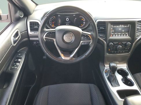 Used 2018 Jeep Grand Cherokee Laredo AWD/4WD image 17