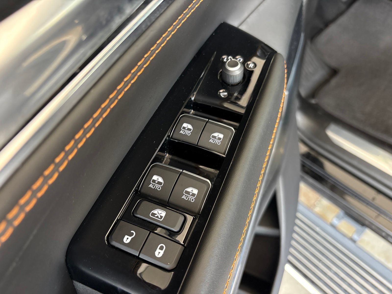 Used 2023 Jeep Grand Wagoneer L Series III AWD/4WD image 12