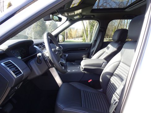 New 2025 Land Rover Discovery S image 2