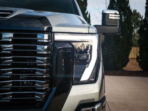 Used 2025 GMC Sierra 2500 Denali Ultimate image 5