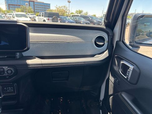 Used 2025 Jeep Wrangler Unlimited Sahara AWD/4WD image 35