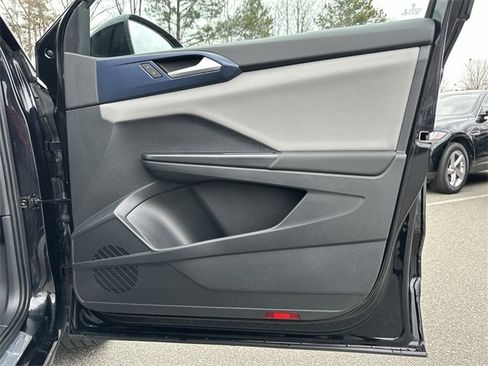 Used 2023 Volkswagen Taos SE w/ Panoramic Sunroof Package image 30