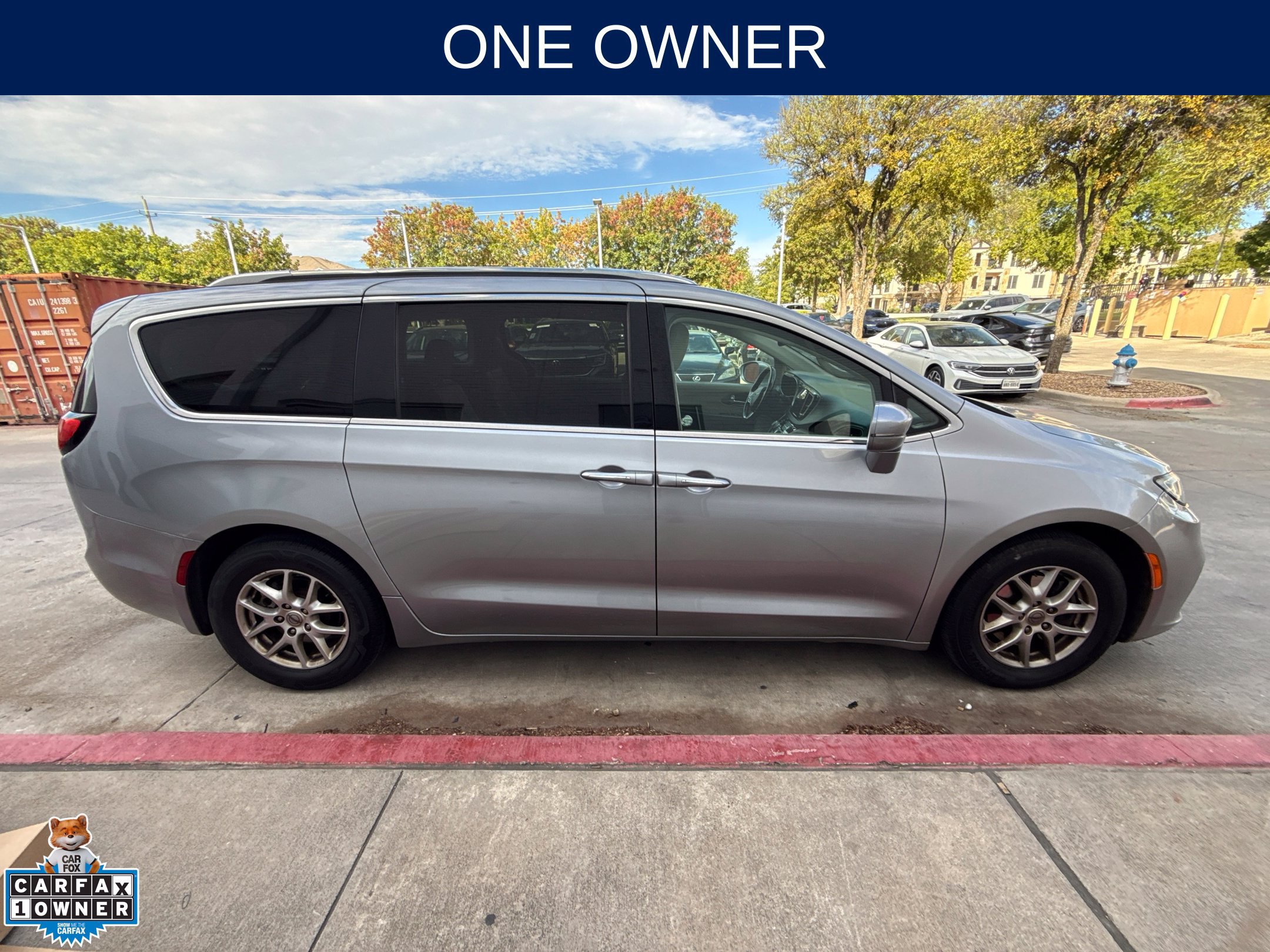 Used 2021 Chrysler Pacifica Touring-L FWD image 2