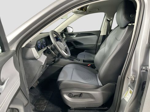 Certified 2025 Volkswagen Tiguan SE image 20