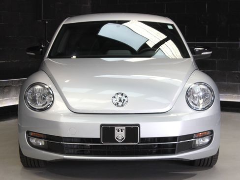 Used 2012 Volkswagen Beetle Launch Edition image 6
