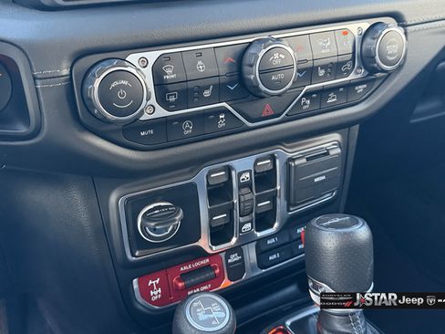 Used 2025 Jeep Gladiator Mojave AWD/4WD image 23
