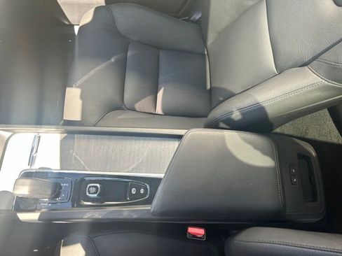 Certified 2025 Volvo XC60 B5 Plus AWD/4WD image 29