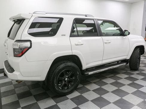 Used 2017 Toyota 4Runner SR5 AWD/4WD image 9