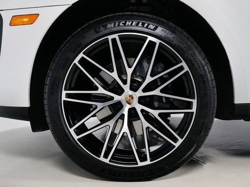 Certified 2026 Porsche Macan AWD/4WD image 35