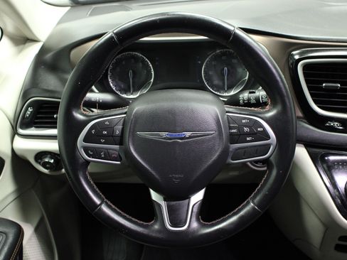 Used 2017 Chrysler Pacifica Touring-L image 22