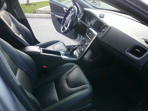 Used 2016 Volvo S60 T5 Premier w/ Convenience Package image 3