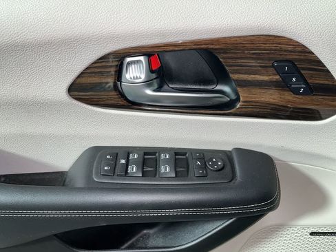 Used 2021 Chrysler Pacifica Limited w/ Uconnect Theater Family Group AWD/4WD image 13