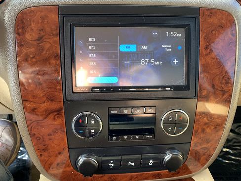 Used 2012 Chevrolet Avalanche LTZ image 25