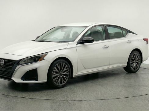 Used 2025 Nissan Altima 2.5 SV FWD image 3