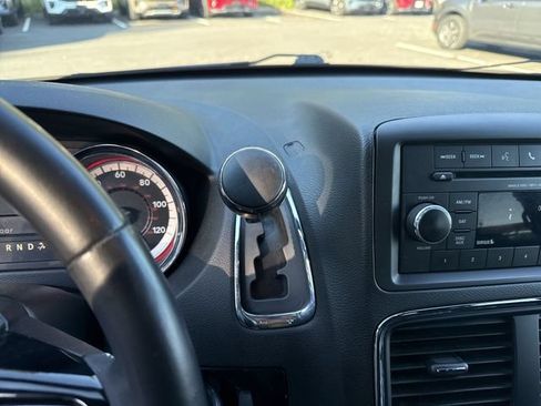 Used 2016 Dodge Grand Caravan SE FWD image 17