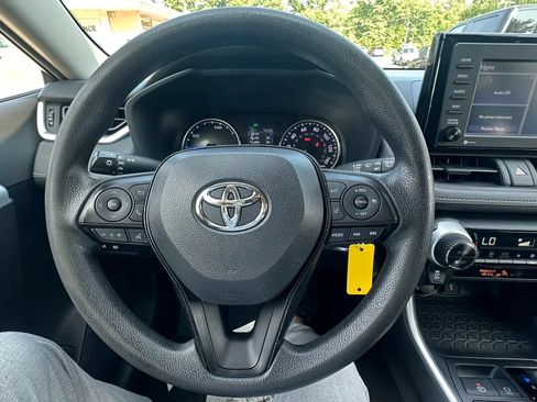Used 2020 Toyota RAV4 LE AWD/4WD image 11