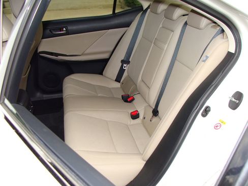 Used 2017 Lexus IS 300 AWD image 8