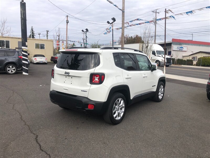 Used 2018 Jeep Renegade Latitude FWD image 4