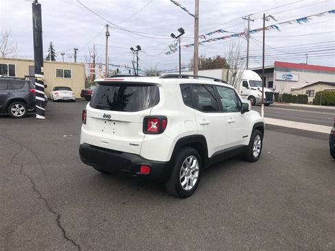 Used 2018 Jeep Renegade Latitude FWD image 4