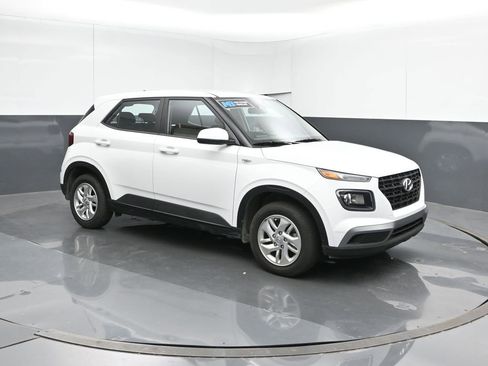 Certified 2025 Hyundai Venue SE image 7
