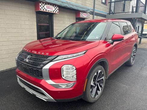Used 2023 Mitsubishi Outlander SE image 1