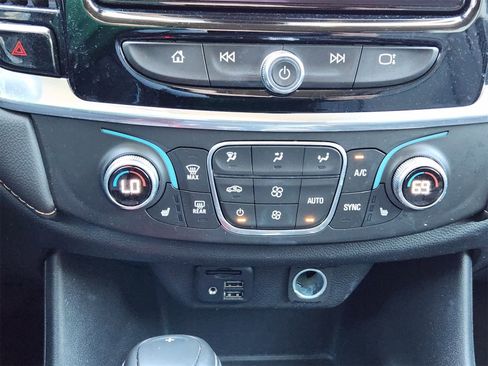 Used 2020 Chevrolet Traverse LT w/ LT Premium Package image 18