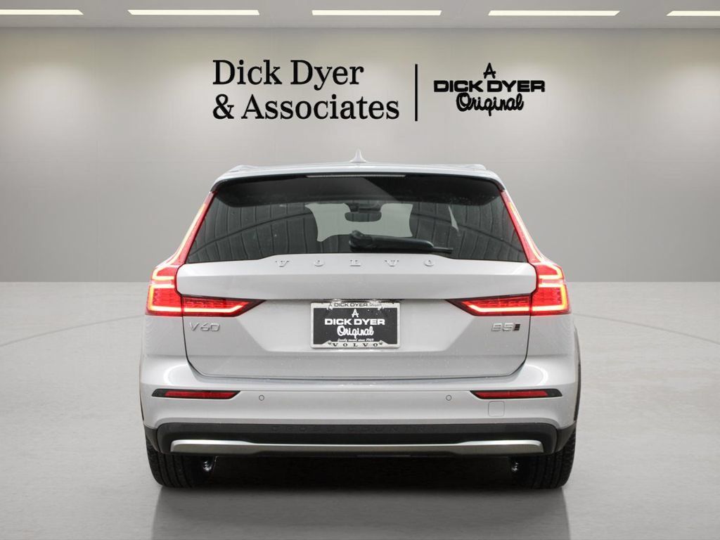 Used 2025 Volvo V60 B5 Cross Country Plus AWD/4WD image 10