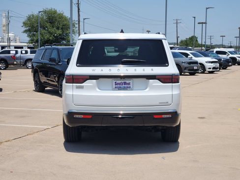 Used 2024 Jeep Wagoneer Series II w/ Flexible Seating Group AWD/4WD image 8