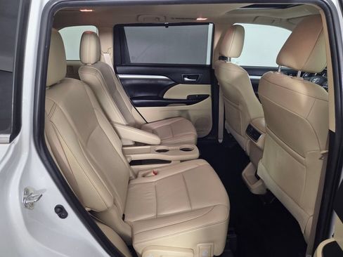 Used 2019 Toyota Highlander XLE FWD image 31