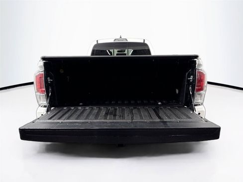Used 2022 Toyota Tacoma TRD Off-Road w/ TRD Premium Off Road Package AWD/4WD image 37